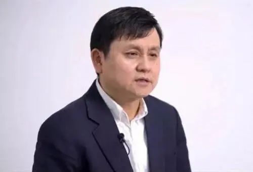 張文宏引領(lǐng)抗疫前沿，推動醫(yī)療科技革新，貢獻卓越